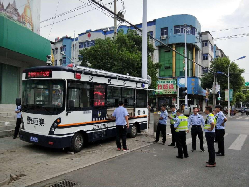 安徽省定遠(yuǎn)縣移動(dòng)警務(wù)室走上街頭近距離服務(wù)群眾(圖2)