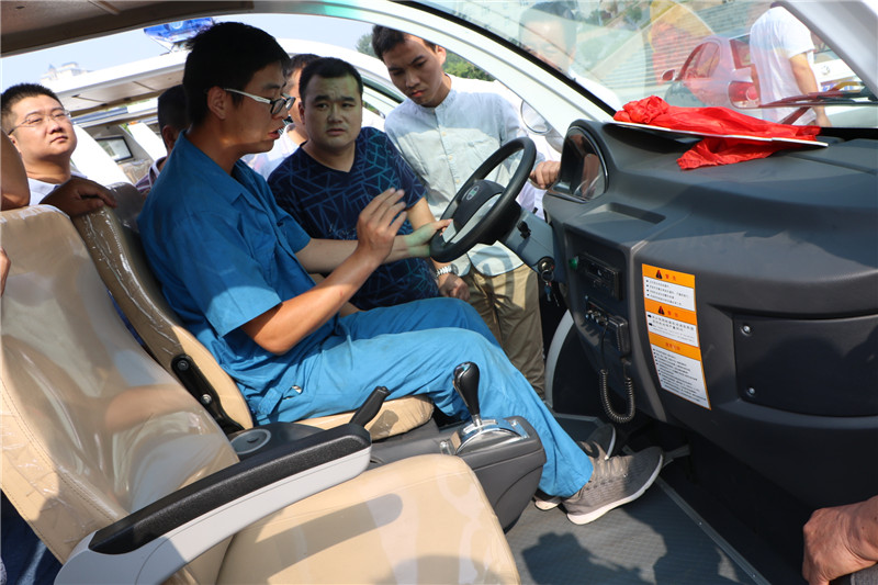 南陽(yáng)內(nèi)鄉(xiāng)縣為基層獎(jiǎng)勵(lì)電動(dòng)巡邏車(圖3)