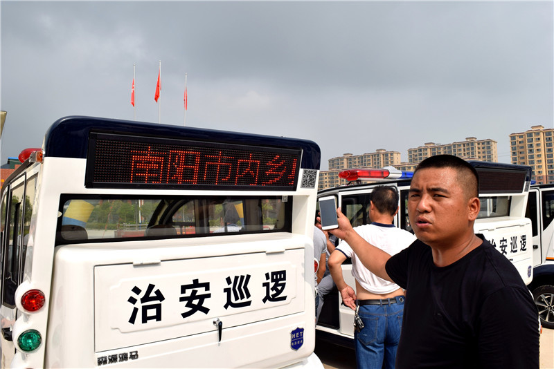 南陽(yáng)內(nèi)鄉(xiāng)縣為基層獎(jiǎng)勵(lì)電動(dòng)巡邏車(圖4)