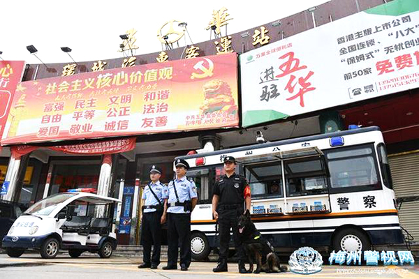 廣東梅州：“警犬+移動(dòng)警務(wù)車” 進(jìn)一步提升街面見警率管事率(圖3)