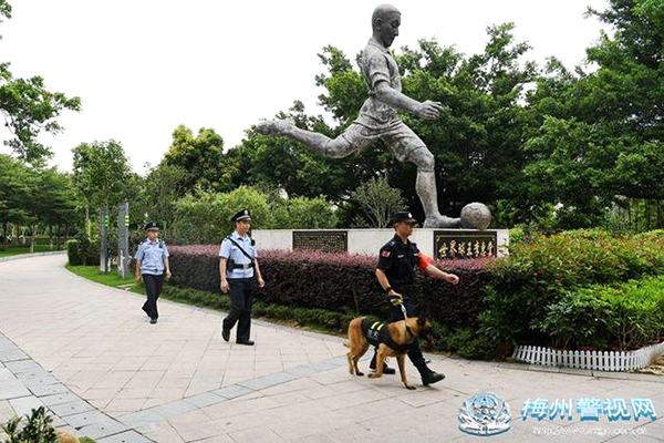 廣東梅州：“警犬+移動(dòng)警務(wù)車” 進(jìn)一步提升街面見警率管事率(圖2)