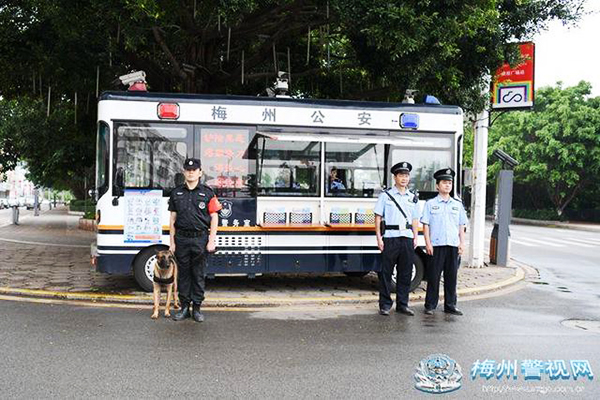 廣東梅州：“警犬+移動(dòng)警務(wù)車” 進(jìn)一步提升街面見警率管事率(圖1)