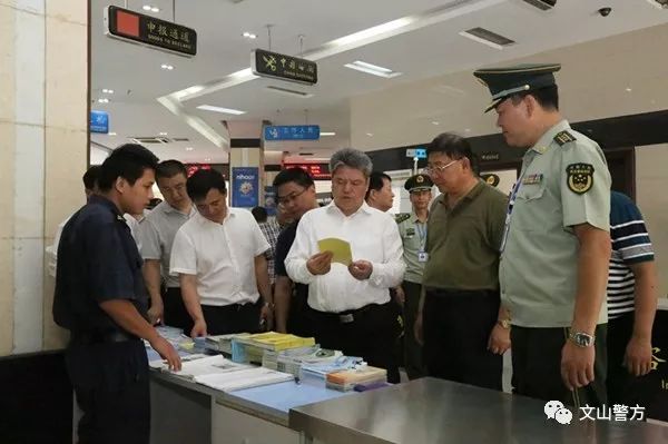 云南省副省長(zhǎng)、公安廳廳長(zhǎng)任軍號(hào)蒞臨移動(dòng)警務(wù)室調(diào)研(圖1)