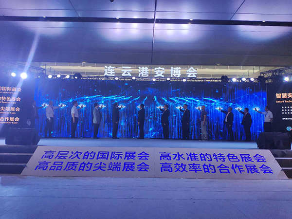 以車代庫(kù) 服務(wù)實(shí)戰(zhàn) 移動(dòng)警務(wù) 智能升級(jí)——森源鴻馬亮相第四屆連云港安博會(huì)(圖1) 以車代庫(kù) 服務(wù)實(shí)戰(zhàn) 移動(dòng)警務(wù) 智能升級(jí)——森源鴻馬亮相第四屆連云港安博會(huì)(圖1)