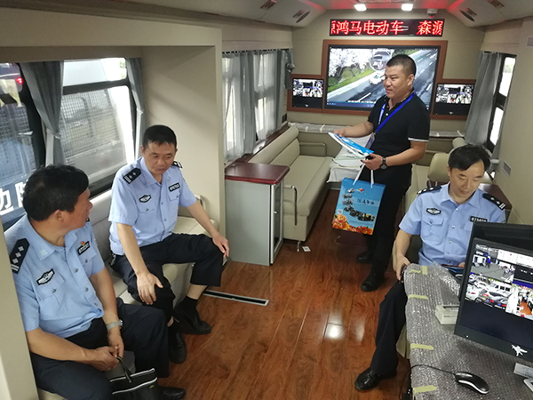 以車代庫(kù) 服務(wù)實(shí)戰(zhàn) 移動(dòng)警務(wù) 智能升級(jí)——森源鴻馬亮相第四屆連云港安博會(huì)(圖7) 以車代庫(kù) 服務(wù)實(shí)戰(zhàn) 移動(dòng)警務(wù) 智能升級(jí)——森源鴻馬亮相第四屆連云港安博會(huì)(圖7)