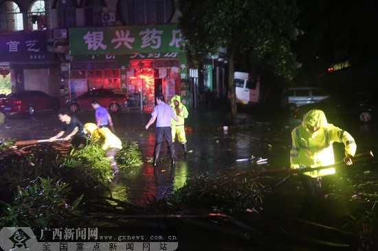 抖音上點(diǎn)贊800萬(wàn)的中國(guó)警察：原來(lái)這世上真的有超級(jí)英雄！(圖4)