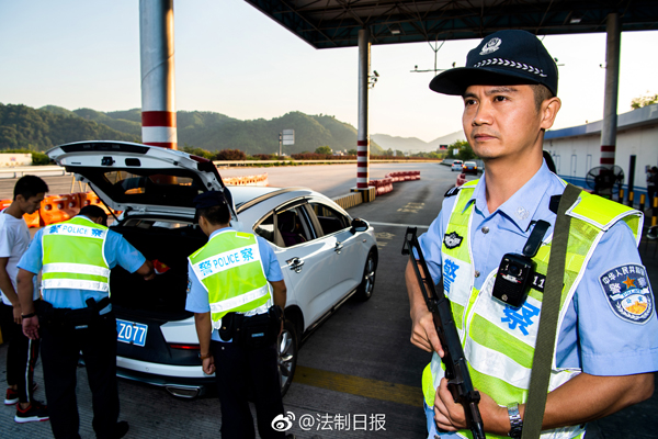 移動(dòng)警務(wù)室:平安名城梅州的守護(hù)者(圖4) 移動(dòng)警務(wù)室:平安名城梅州的守護(hù)者(圖4)