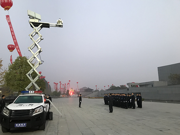 無人機(jī)相控陣?yán)走_(dá)低空防御車助力2018中國·商丘第七屆國際華商節(jié)安保(圖2) 無人機(jī)相控陣?yán)走_(dá)低空防御車助力2018中國·商丘第七屆國際華商節(jié)安保(圖2)