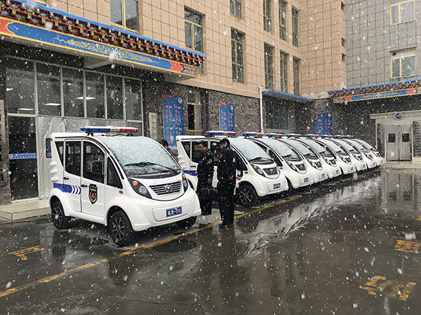 接受青藏高原風(fēng)雪考驗  青海玉樹電動執(zhí)法車列裝上崗(圖2)