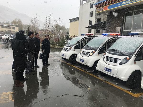 接受青藏高原風(fēng)雪考驗  青海玉樹電動執(zhí)法車列裝上崗(圖3)