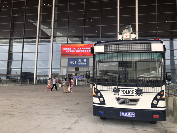 世紀工程鼓舞人心//護航港珠澳大橋通車 移動警務室服務再升級? (圖1) 世紀工程鼓舞人心//護航港珠澳大橋通車 移動警務室服務再升級? (圖1)