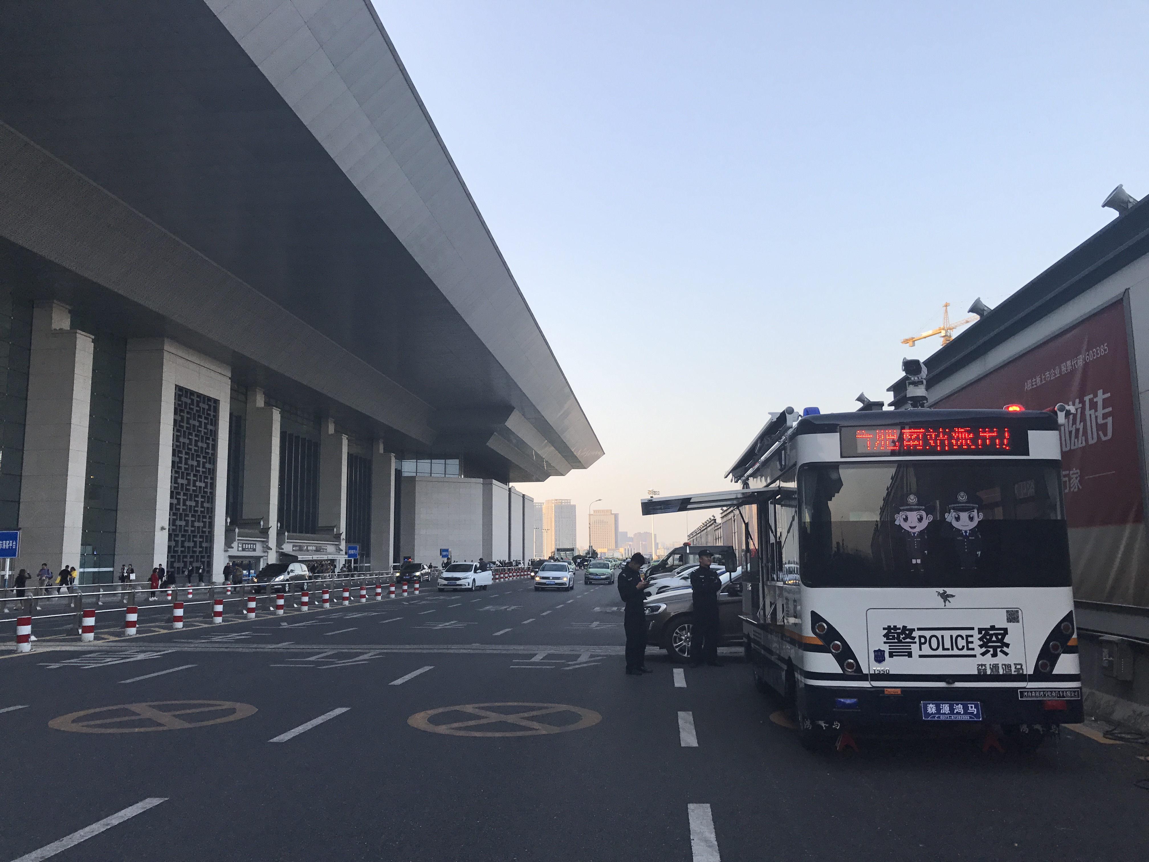 安徽合肥采購的移動警務(wù)室列裝上崗(圖2)