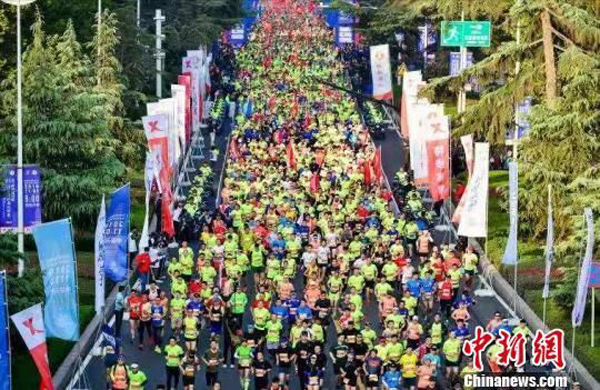 鄭州國際馬拉松開跑！除了8000警力護(hù)航，還有它！(圖2)