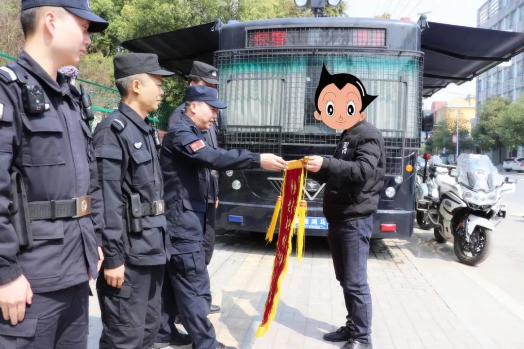 快警巡防順民意 神警擒賊保平安||200米沖刺抓捕 萬(wàn)余現(xiàn)金追回 群眾送錦旗(圖1) 快警巡防順民意 神警擒賊保平安||200米沖刺抓捕 萬(wàn)余現(xiàn)金追回 群眾送錦旗(圖1)