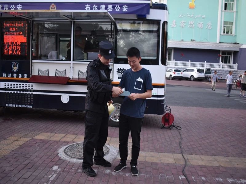 布爾津縣公安局警務(wù)站依托“移動(dòng)警務(wù)車”打造服務(wù)群眾工作新模式(圖2) 布爾津縣公安局警務(wù)站依托“移動(dòng)警務(wù)車”打造服務(wù)群眾工作新模式(圖2)