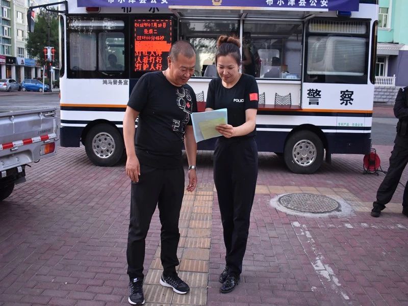 布爾津縣公安局警務(wù)站依托“移動(dòng)警務(wù)車”打造服務(wù)群眾工作新模式(圖3) 布爾津縣公安局警務(wù)站依托“移動(dòng)警務(wù)車”打造服務(wù)群眾工作新模式(圖3)