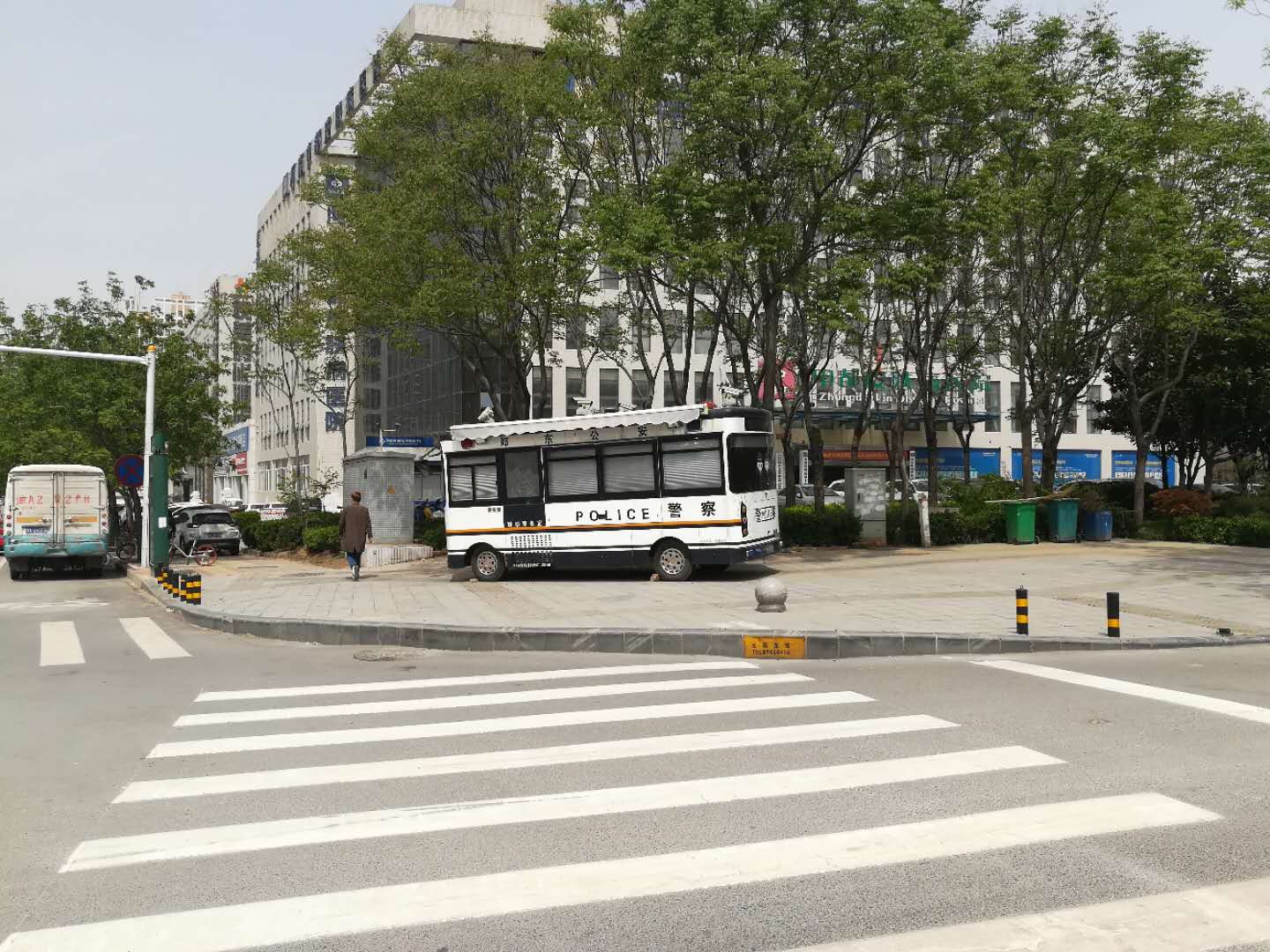 你奔跑，我護(hù)航！ 鄭開(kāi)馬拉松燃爆了！(圖6)