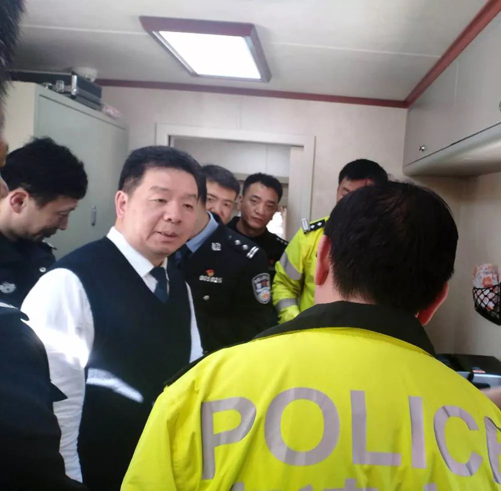 湖南副省長、公安廳廳長許顯輝同志督導(dǎo)清明假期交通安保工作并慰問基層民警(圖6)