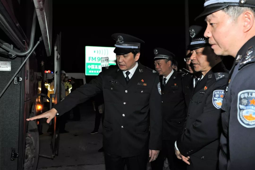 湖南副省長、公安廳廳長許顯輝同志督導(dǎo)清明假期交通安保工作并慰問基層民警(圖3)