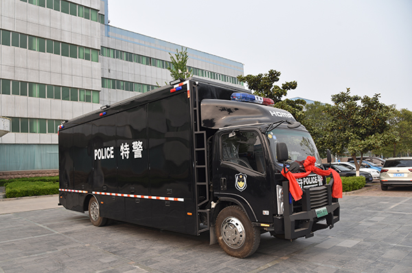 裝！再裝！使勁裝！山西陽泉裝備運(yùn)輸車80人裝備一車?yán)撸?圖2)