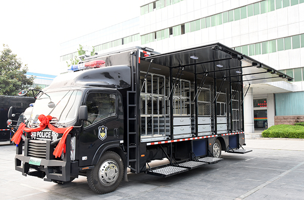 裝！再裝！使勁裝！山西陽泉裝備運(yùn)輸車80人裝備一車?yán)撸?圖6)