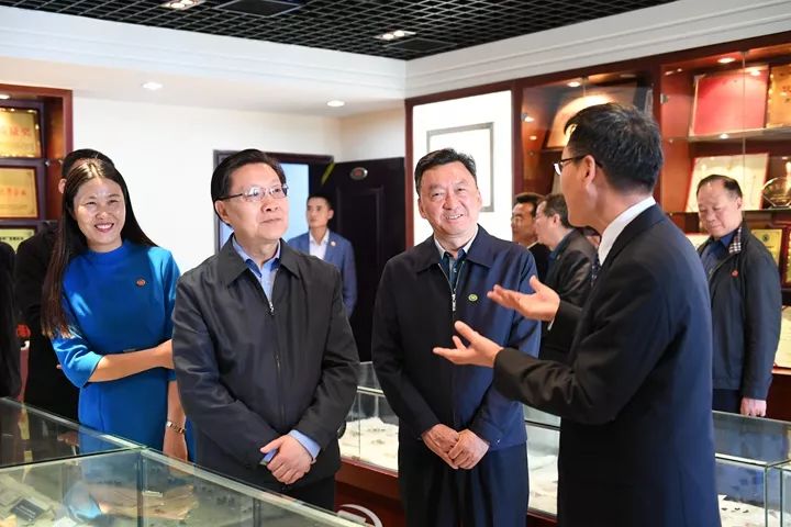 全國(guó)人大常委會(huì)執(zhí)法檢查組在鄭州檢查中小企業(yè)促進(jìn)法實(shí)施情況(圖2) 全國(guó)人大常委會(huì)執(zhí)法檢查組在鄭州檢查中小企業(yè)促進(jìn)法實(shí)施情況(圖2)