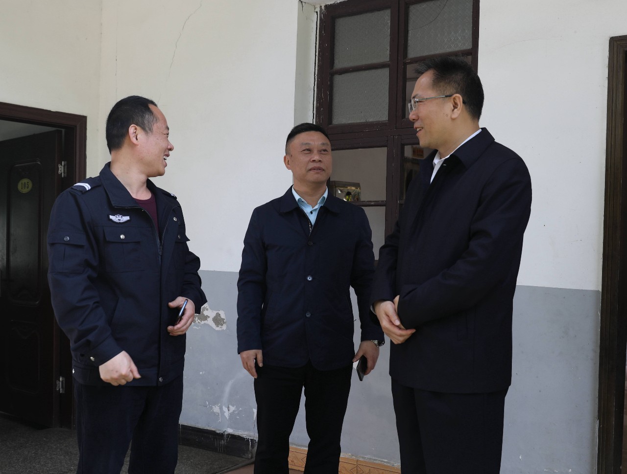 胡志文在衡東衡山督導(dǎo)掃黑除惡工作時(shí)登上“城市快警平臺(tái)”查看(圖1) 胡志文在衡東衡山督導(dǎo)掃黑除惡工作時(shí)登上“城市快警平臺(tái)”查看(圖1)