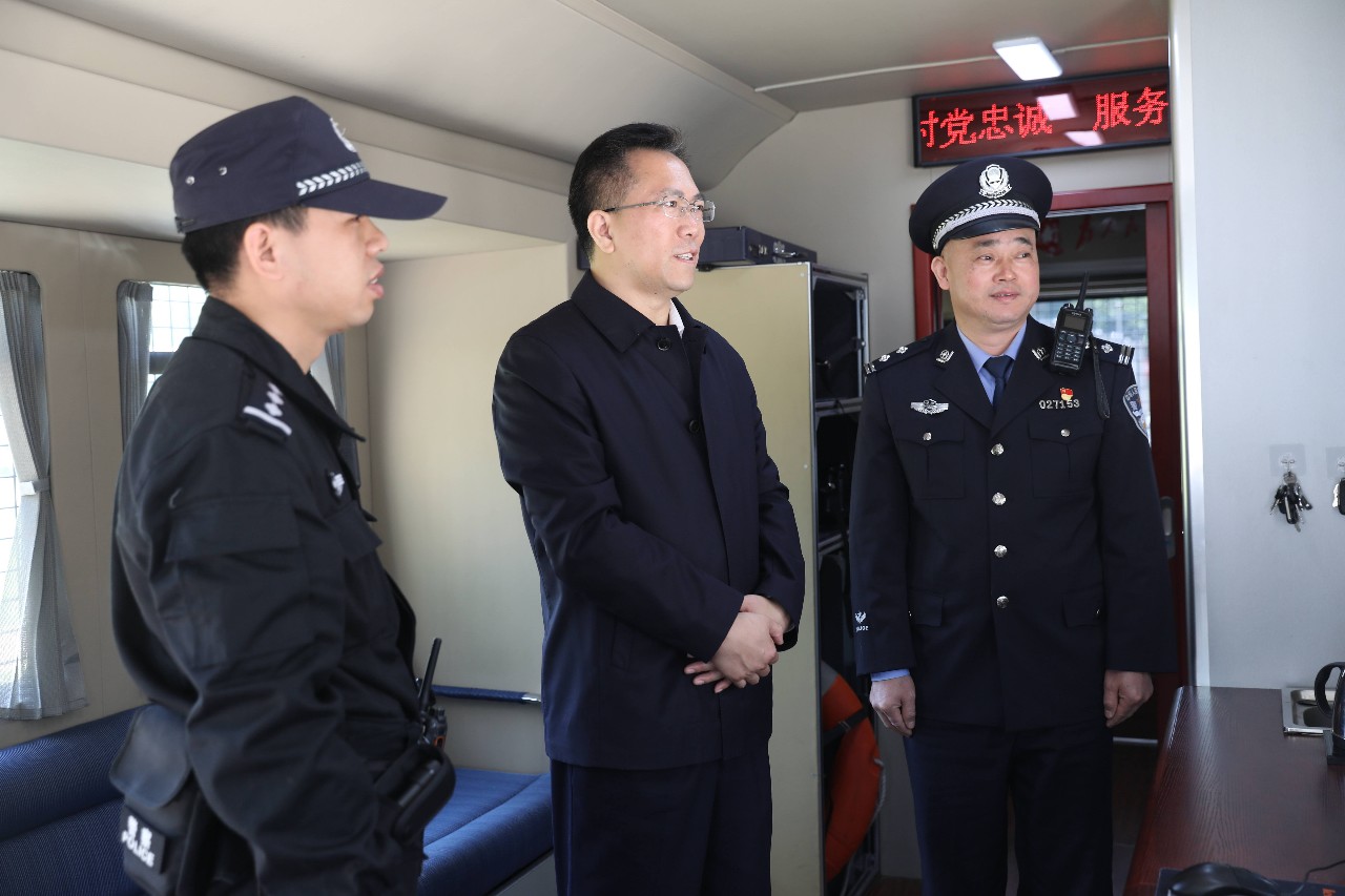 胡志文在衡東衡山督導(dǎo)掃黑除惡工作時(shí)登上“城市快警平臺(tái)”查看(圖2) 胡志文在衡東衡山督導(dǎo)掃黑除惡工作時(shí)登上“城市快警平臺(tái)”查看(圖2)