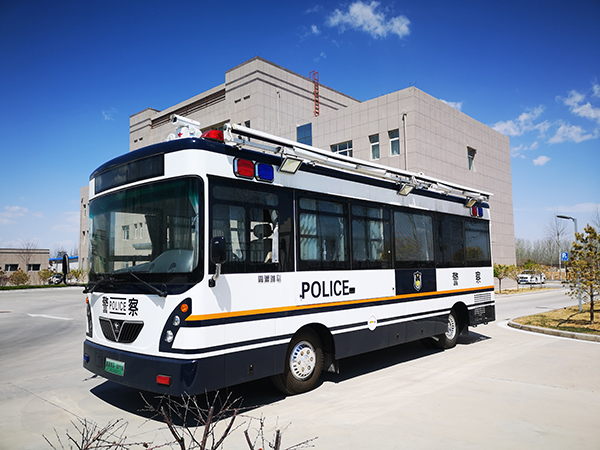 銀川移動警務(wù)室屯警街面常態(tài)巡邏(圖1)