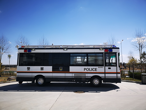 銀川移動警務(wù)室屯警街面常態(tài)巡邏(圖3)