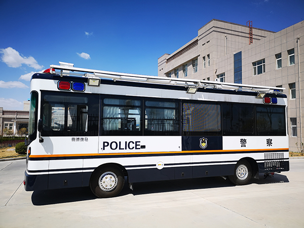 銀川移動警務(wù)室屯警街面常態(tài)巡邏(圖4)