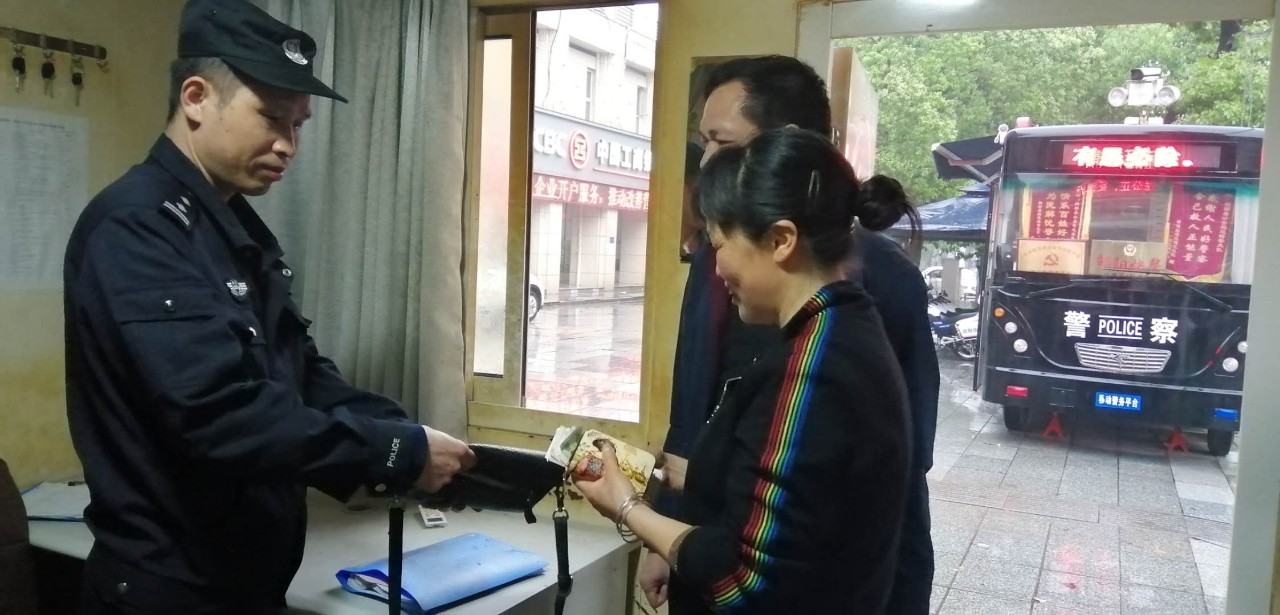 【邵陽(yáng)快警】拾金不昧尋失主，快警熱情來(lái)相助(圖2)
