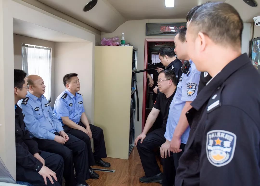 衡陽雁峰區(qū)副區(qū)長、公安分局局長陳俊華一行實地調(diào)度雁峰城市快警工作(圖1)