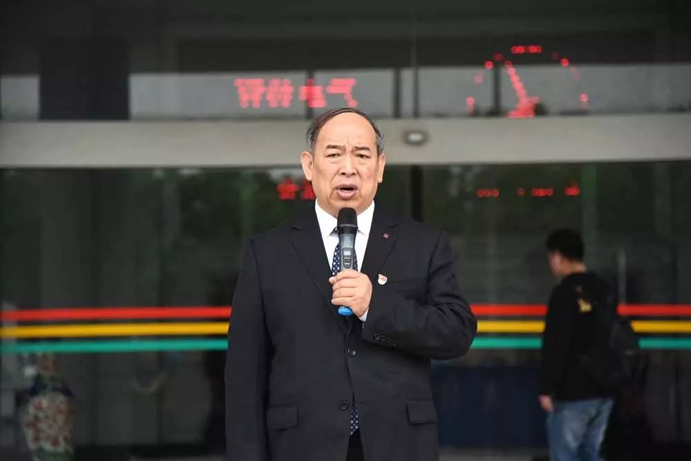 公司是船 我是船員 齊心協(xié)力 同舟共濟(jì) 森源鴻馬決戰(zhàn)242天動(dòng)員會(huì)(圖2) 公司是船 我是船員 齊心協(xié)力 同舟共濟(jì) 森源鴻馬決戰(zhàn)242天動(dòng)員會(huì)(圖2)