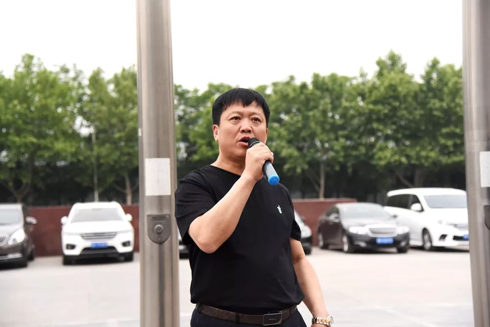 公司是船 我是船員 齊心協(xié)力 同舟共濟(jì) 森源鴻馬決戰(zhàn)242天動(dòng)員會(huì)(圖6) 公司是船 我是船員 齊心協(xié)力 同舟共濟(jì) 森源鴻馬決戰(zhàn)242天動(dòng)員會(huì)(圖6)