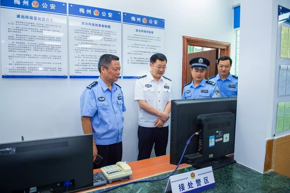 寧惠軍檢查五一安保工作時(shí)要求:堅(jiān)守崗位保障社會(huì)穩(wěn)定道路交通平安暢通(圖4) 寧惠軍檢查五一安保工作時(shí)要求:堅(jiān)守崗位保障社會(huì)穩(wěn)定道路交通平安暢通(圖4)