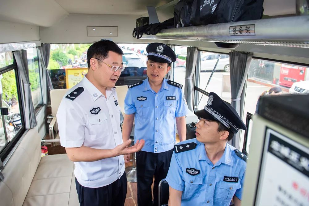 寧惠軍檢查五一安保工作時(shí)要求:堅(jiān)守崗位保障社會(huì)穩(wěn)定道路交通平安暢通(圖5) 寧惠軍檢查五一安保工作時(shí)要求:堅(jiān)守崗位保障社會(huì)穩(wěn)定道路交通平安暢通(圖5)