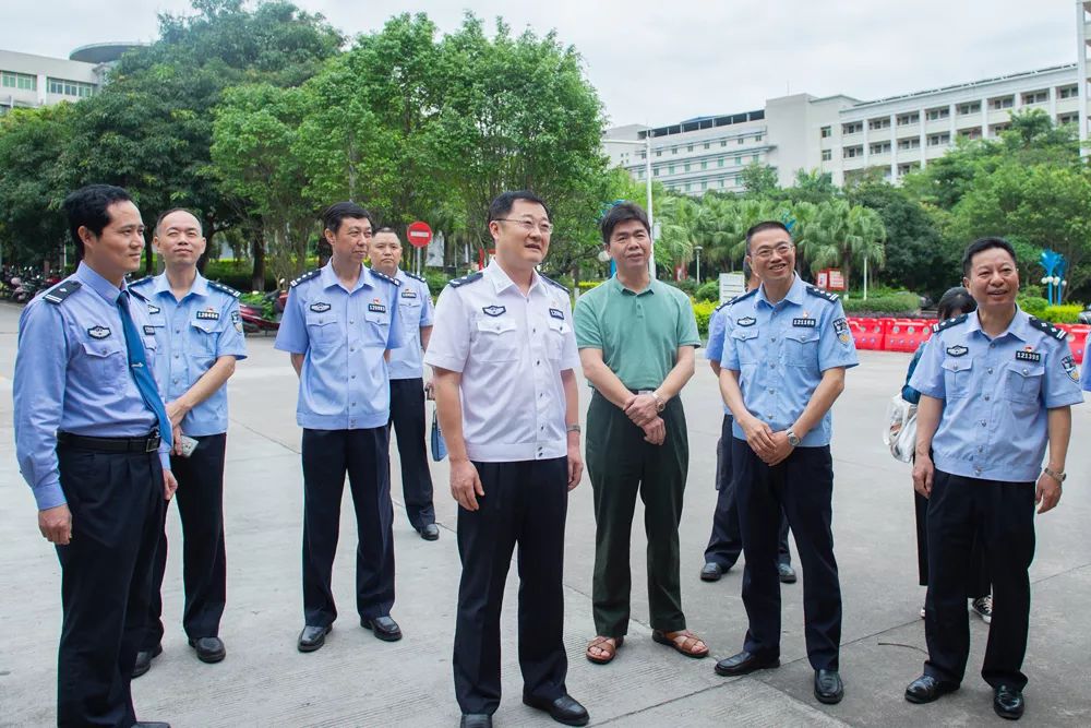 寧惠軍檢查五一安保工作時(shí)要求:堅(jiān)守崗位保障社會(huì)穩(wěn)定道路交通平安暢通(圖1) 寧惠軍檢查五一安保工作時(shí)要求:堅(jiān)守崗位保障社會(huì)穩(wěn)定道路交通平安暢通(圖1)
