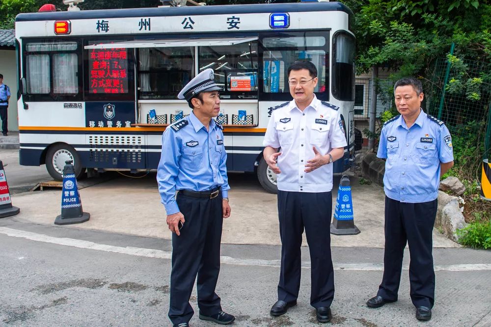 寧惠軍檢查五一安保工作時(shí)要求:堅(jiān)守崗位保障社會(huì)穩(wěn)定道路交通平安暢通(圖2) 寧惠軍檢查五一安保工作時(shí)要求:堅(jiān)守崗位保障社會(huì)穩(wěn)定道路交通平安暢通(圖2)