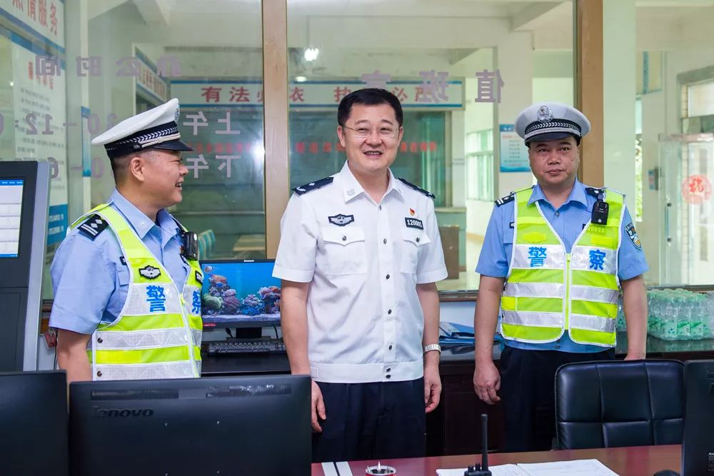 寧惠軍檢查五一安保工作時(shí)要求:堅(jiān)守崗位保障社會(huì)穩(wěn)定道路交通平安暢通(圖3) 寧惠軍檢查五一安保工作時(shí)要求:堅(jiān)守崗位保障社會(huì)穩(wěn)定道路交通平安暢通(圖3)