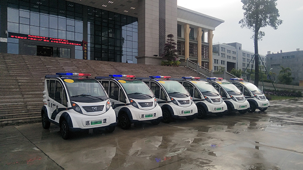 福建龍海市電動(dòng)巡邏車正式上崗 流動(dòng)“警亭”保安全(圖3)
