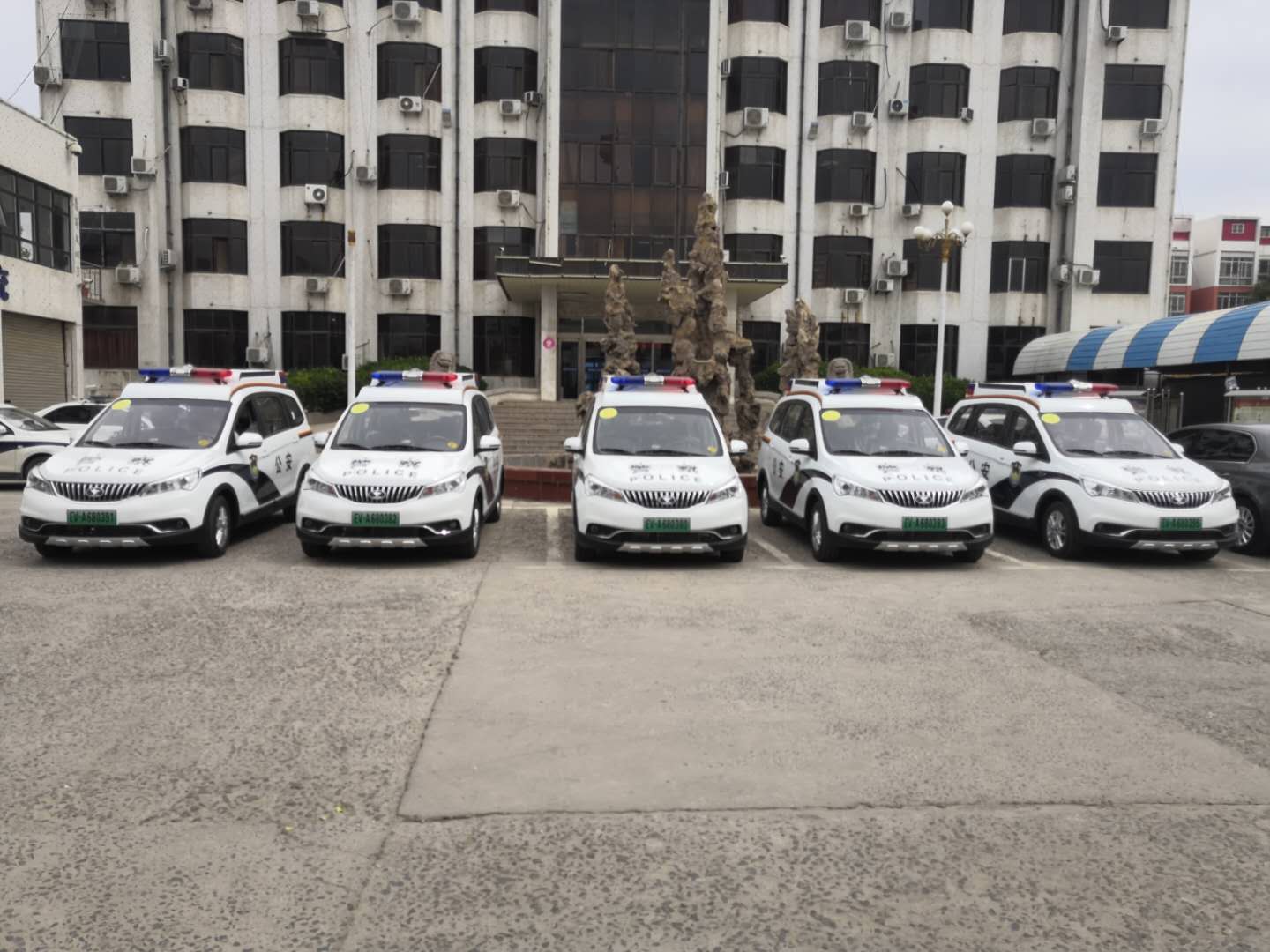 助力平安城市建設(shè)||濮陽采購(gòu)的電動(dòng)巡邏車列裝上崗(圖1)