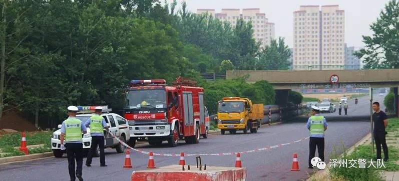 【安全生產(chǎn)月】澤州交警重頭戲 大貨車與面包車交通事故聯(lián)合應(yīng)急處置演練(圖4) 【安全生產(chǎn)月】澤州交警重頭戲 大貨車與面包車交通事故聯(lián)合應(yīng)急處置演練(圖4)