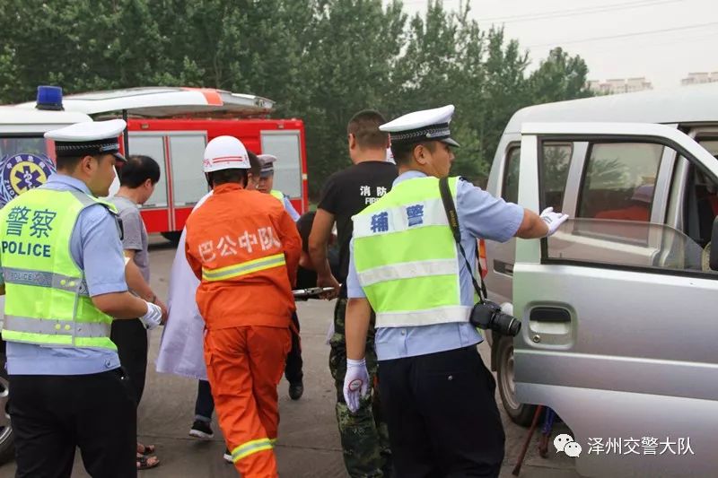 【安全生產(chǎn)月】澤州交警重頭戲 大貨車與面包車交通事故聯(lián)合應(yīng)急處置演練(圖6) 【安全生產(chǎn)月】澤州交警重頭戲 大貨車與面包車交通事故聯(lián)合應(yīng)急處置演練(圖6)