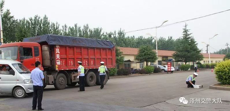 【安全生產(chǎn)月】澤州交警重頭戲 大貨車與面包車交通事故聯(lián)合應(yīng)急處置演練(圖7) 【安全生產(chǎn)月】澤州交警重頭戲 大貨車與面包車交通事故聯(lián)合應(yīng)急處置演練(圖7)