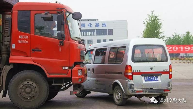 【安全生產(chǎn)月】澤州交警重頭戲 大貨車與面包車交通事故聯(lián)合應(yīng)急處置演練(圖5) 【安全生產(chǎn)月】澤州交警重頭戲 大貨車與面包車交通事故聯(lián)合應(yīng)急處置演練(圖5)
