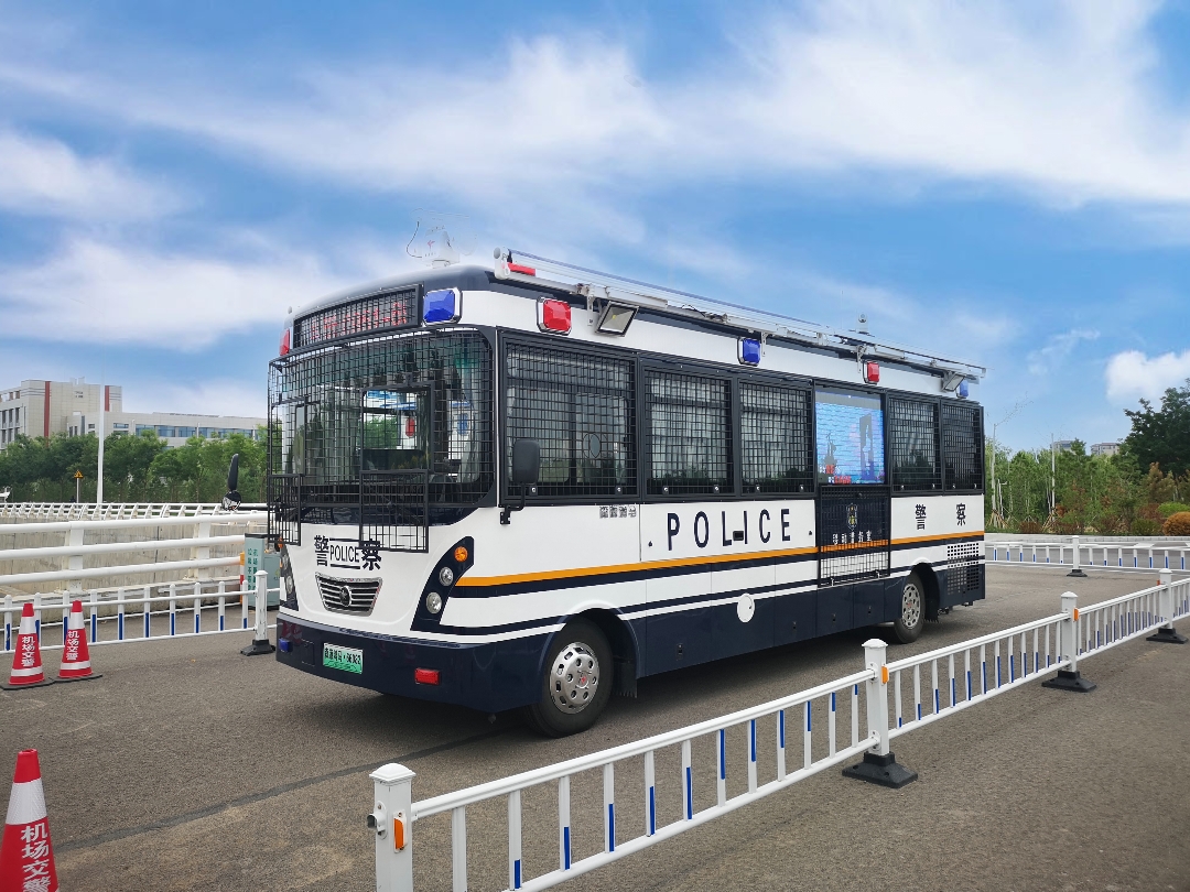 銀川移動警務室上崗執(zhí)勤——提效能 惠民生(圖2) 銀川移動警務室上崗執(zhí)勤——提效能 惠民生(圖2)