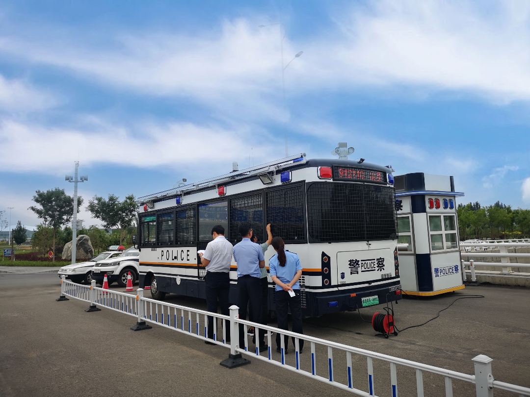 銀川移動警務室上崗執(zhí)勤——提效能 惠民生(圖3) 銀川移動警務室上崗執(zhí)勤——提效能 惠民生(圖3)