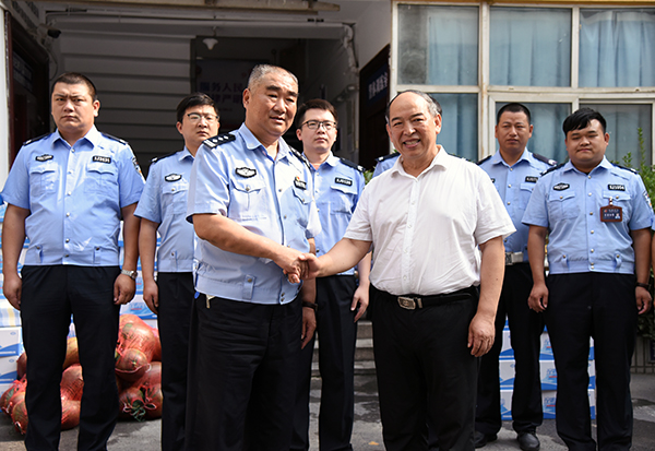 警民一家親 鴻馬送“清涼”—愛(ài)心企業(yè)森源鴻馬慰問(wèn)鄭州一線交警(圖2) 警民一家親 鴻馬送“清涼”—愛(ài)心企業(yè)森源鴻馬慰問(wèn)鄭州一線交警(圖2)