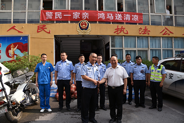 警民一家親 鴻馬送“清涼”—愛(ài)心企業(yè)森源鴻馬慰問(wèn)鄭州一線交警(圖1) 警民一家親 鴻馬送“清涼”—愛(ài)心企業(yè)森源鴻馬慰問(wèn)鄭州一線交警(圖1)